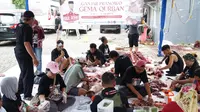 Menyambut Hari Raya Idul Adha 1444 H, Sahabat Ganjar berbagi kebahagiaan dengan melakukan pemotongan hewan kurban di halaman Posko Pemenangan DPP Sahabat Ganjar, Jakarta Selatan, DKI Jakarta, (29/06/2023) (Istimewa)