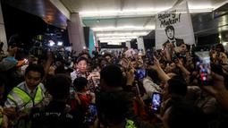 Mantan pelatih Timnas Indonesia, Shin Tae-yong disambut oleh sejumlah suporter dan masyarakat saat kembali ke negaranya melalui terminal 3 Bandara Soekarno-Hatta, Tangerang, Banten, Minggu (26/01/2025). (Bola.com/Bagaskara Lazuardi)