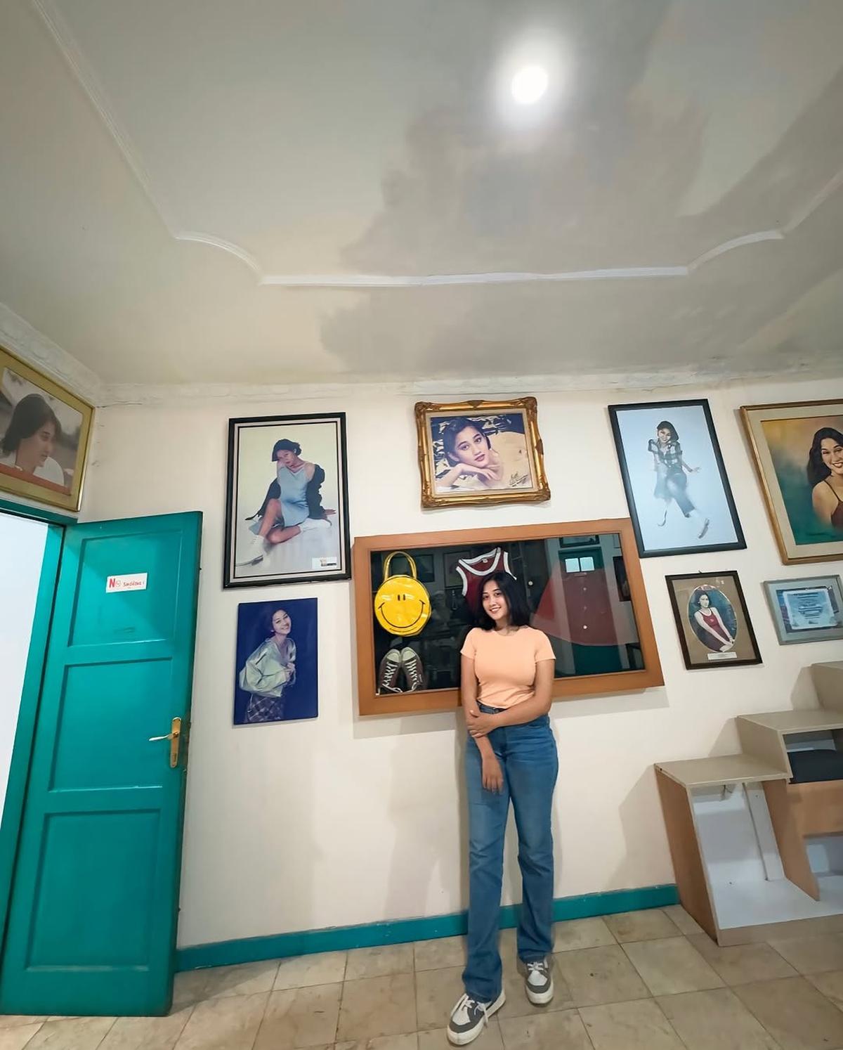 Potret Nita Gunawan Kunjungi Museum Nike Ardilla, Bikin Netizen Kaget Karena Disebut Mirip