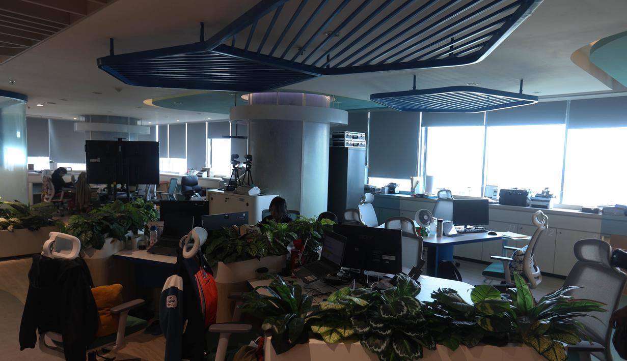 Untuk penerapannya dilakukan secara selektif dengan mempertimbangkan karakteristik tugas dan kebutuhan unit kerja. Tampak dalam foto, suasana salah satu gedung di Balai Kota Jakarta saat hari pertama pelaksanaan kebijakan Work From Home (WFH) bagi Aparatur Sipil Negara (ASN) pada Jumat (10/4/2026). (Kapanlagi.com/Budy Santoso)