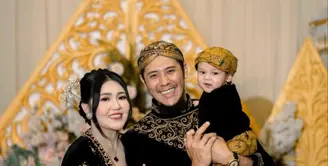 Suasana kental nuansa budaya semakin terasa dalam acara yang sepenuhnya mengusung konsep adat Jawa, mulai dari dekorasi hingga busana yang dikenakan oleh keluarga kecil ini. [@dsv_videographer].