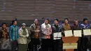 Ketua Bawaslu Muhammad foto bersama bersama peraih Bawaslu, Jakarta, Senin (29/2/2016). Bawaslu Award diberikan kepada individu atau lembaga yang secara konsisten bekerja dan berpartisipasi dalam mensukseskan Pilkada 2015.(Liputan6.com/JohanTallo)