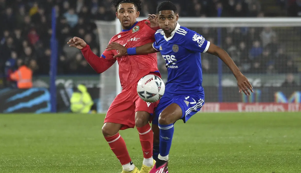 Gelandang Blackburn Rovers, Tyrhys Dolan berebut bola dengan penyerang Leicester City Tete pada laga putaran ke-5 Piala FA 2022/2023 di Stadion King Power, Rabu (1/3/2023), dini hari WIB. Bermain di markas sendiri, Leicester dipermalukan klub Championship alias kompetisi kasta kedua Liga Inggris, Blackburn Rovers. (AP Photo/Rui Vieira)