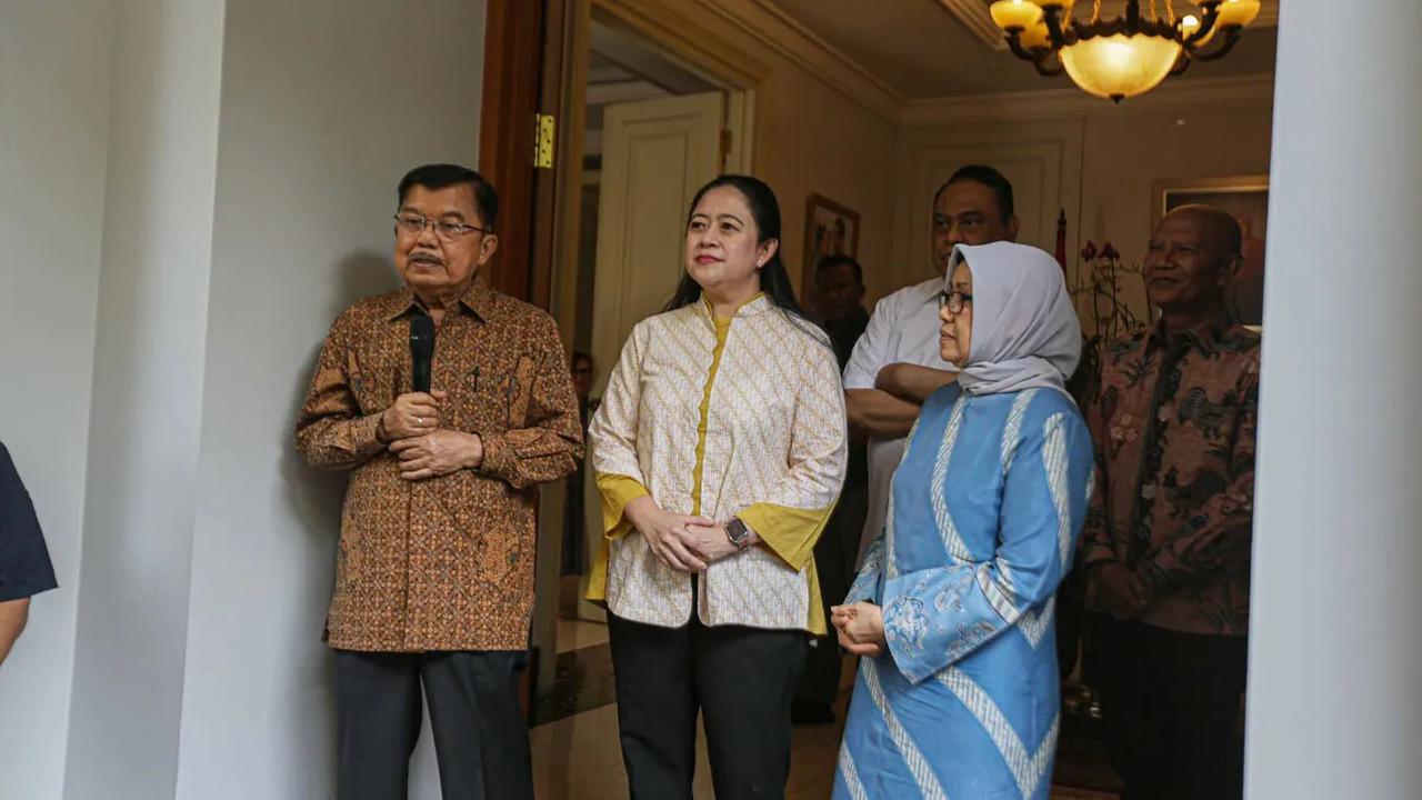 Sebelumnya, Ketua DPR Puan Maharani berkunjung ke kediaman pribadi Wakil Presiden Ke-10 dan Ke-12 RI Jusuf Kalla di Jalan Brawijaya, Jakarta Selatan, Rabu (4/10).<br>