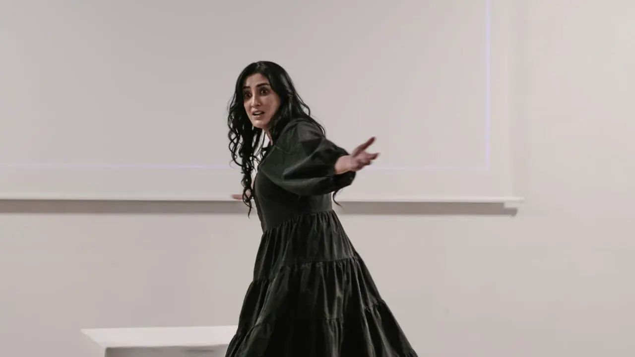 Penampilan Joane Win saat pementasan Regina Art Monologue Project di Paris. (Istimewa)