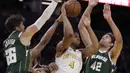Pebasket Milwaukee Bucks, Robin Lopez dan Kyle Korver, berebut bola dengan pebasket Golden State Warriors, Omari Spellman, pada laga NBA di Chase Center, Rabu (8/1/2020). Milwaukee Bucks menang 107-98 atas Warriors. (AP/Ben Margot)