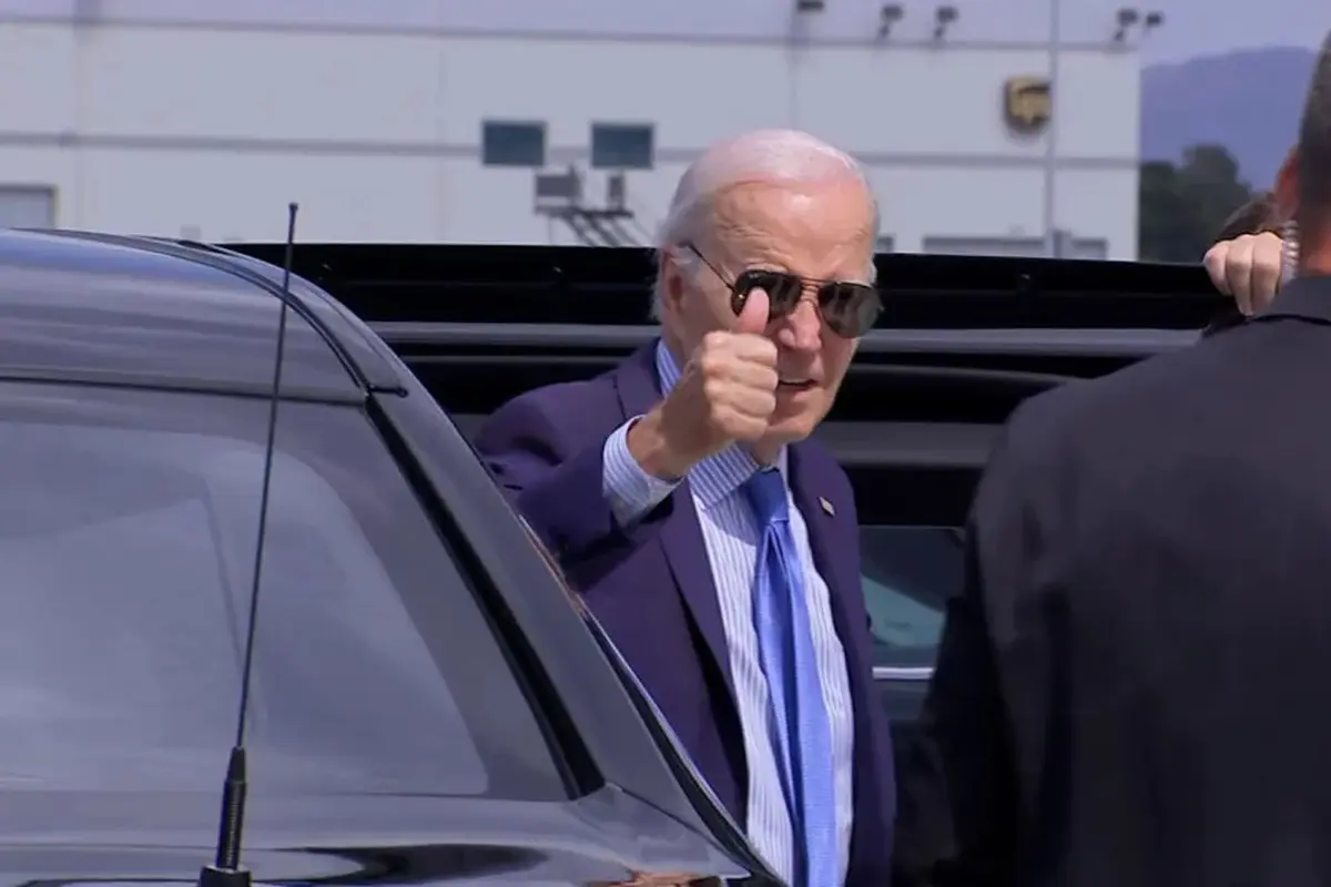 Presiden AS Joe Biden mengacungkan jempol saat bersiap menaiki Air Force One di Las Vegas pada 17 Juli 2024, setelah dinyatakan positif Covid-19. (Pool)