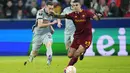 Bek AS Roma Gianluca Mancini berebut bola dengan gelandang RB SalzburgSalzburg Luka Sucic pada leg pertama playoff babak 16 besar Liga Europa di Red Bull Arena, Salzburg, Jumat (17/2/2023) dini hari WIB. Salzburg tampil lebih dominan dan lebih banyak menyerang.  (AP Photo/Petr David Josek)