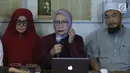 Ratna Sarumpaet saat konferensi pers terkait kasus penganiayaan yang dialaminya, Jakarta, Rabu (3/10). Ratna mengakui tidak ada penganiayaan yang diterimanya seperti kabar yang berkembang beberapa waktu terakhir. (Liputan6.com/Immanuel Antonius)