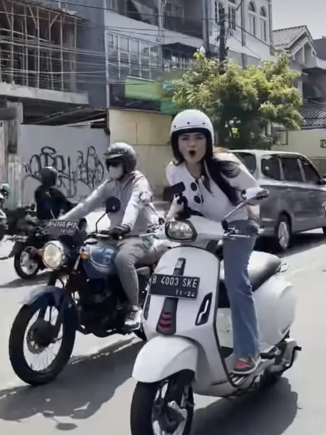 Nathalie Holscher Asik Naik Vespa Bareng Geng Motor