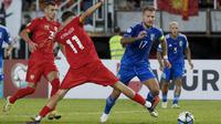 Penyerang Timnas Italia, Ciro Immobile (kanan), coba ditahan oleh pemain Makedonia Utara, Jani Atanasov (kiri), dalam laga Grup C Kualifikasi Euro 2024 di National Arena Todor Proeski, Skopje, Makedonia Utara, Minggu (10/9/2023) dini hari WIB. (AP Photo/Boris Grdanoski)