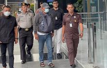 Bupati Ponorogo Tiba di Gedung KPK, Pakaian Serba Hitam Wajah Ditutup Masker
