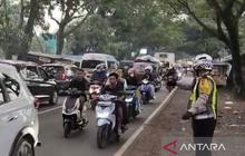 Polres Cianjur Terapkan Sistem Satu Arah Urai Antrean Panjang di Jalur Bandung-Cianjur H+2 Lebaran