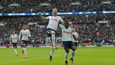Pemain Tottenham Hostpur, Harry Kane (tengah) merayakan gol ke gawang Liverpool pada pekan kesembilan Liga Premier Inggris di Wembley, Minggu (22/10). Liverpool menelan pil pahit dipermalukan Tottenham Hotspur 1-4. (AP/Frank Augstein)