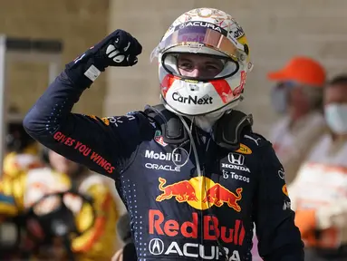 Pembalap Red Bull Racing, Max Verstappen sukses meraih kemenangan kedelapan di Formula 1 2021 usai menjuarai GP Amerika Serikat yang berlangsung di Circuit of the Americas (COTA). Hasil tersebut membuat Max kokoh di puncak klasemen dengan raihan 287,5 poin. (AP/Eric Gay)