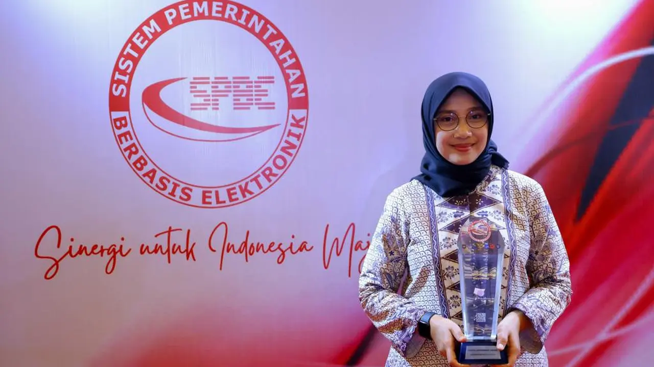 Bupati Banyuwangi Ipuk Fiestiandani terima penghargaan Digital Government Award (Istimewa)