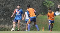 Skuat Arema Cronus berlatih di lapangan Agrowisata, Kota Batu, Malang, pada Kamis (12/11/2015) pagi WIB. (Bola.com/Kevin Setiawan)