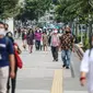 Suasana jam pulang kerja di jalur pedestrian kawasan Sudirman, Jakarta, Senin (22/6/2020). Pemprov DKI Jakarta menerapkan perubahan sif kerja untuk mengurangi kepadatan lalu lintas dan transportasi umum pada masa PSBB transisi. (Liputan6.com/Faizal Fanani).