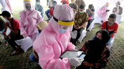 Petugas medis mendata warga saat rapid test oleh BIN di Lapangan Kantor Kecamatan Pamulang, Tangerang Selatan, Banten, Kamis (2/7/2020). BIN menggelar rapid test gratis terhadap 800 warga Pamulang untuk memutus mata rantai penyebaran virus corona COVID-19. (merdeka.com/Arie Basuki)
