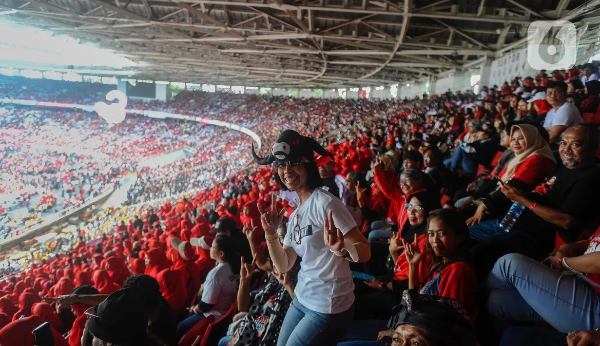 Massa pendukung memadati setiap sudut area Stadion Utama Gelora Bung Karno. (merdeka.com/Arie Basuki)