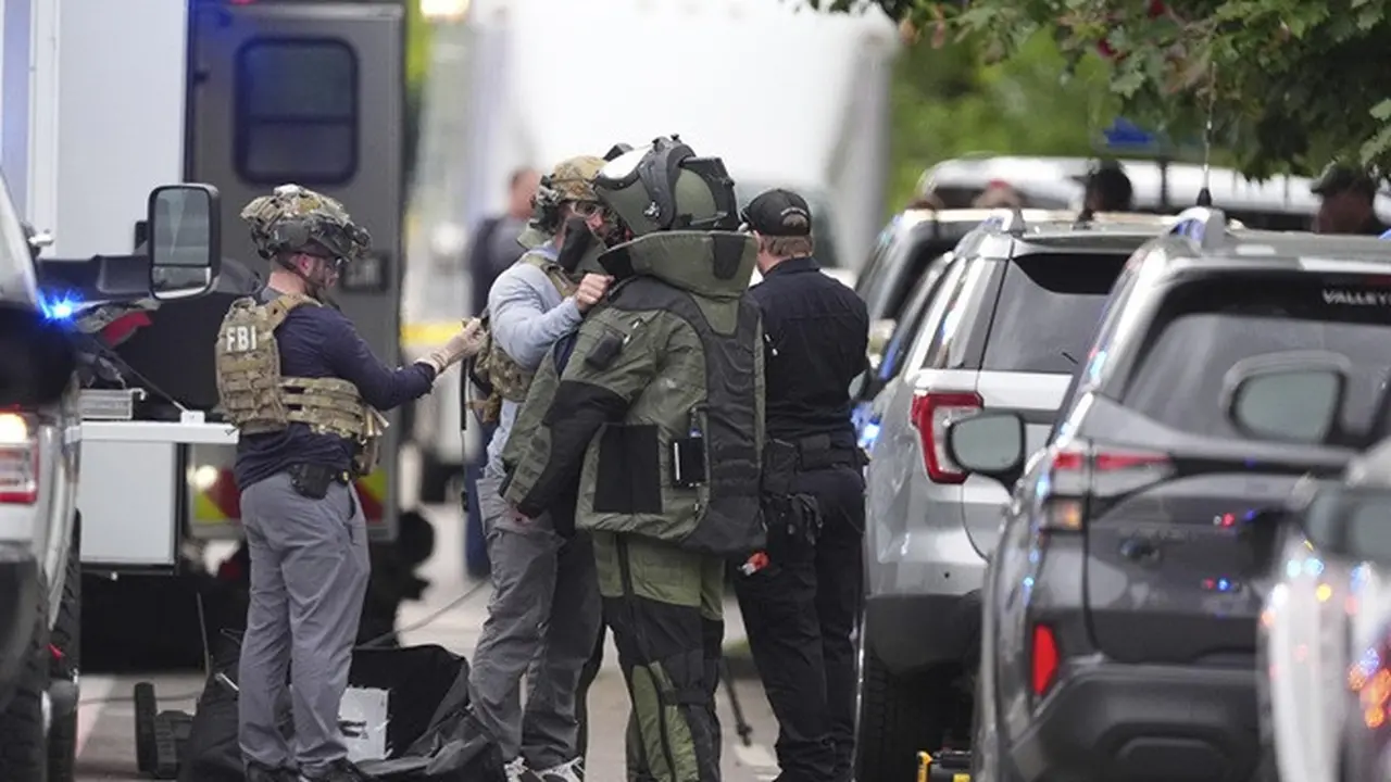 Petugas penegak hukum melakukan penyelidikan setelah serangan di Pearl Street Mall, Boulder, Colorado, Amerika Serikat pada Minggu (1/6/2025).