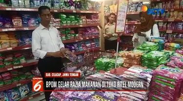 Petugas gabungan razia makanan rusak, kedaluwarsa, dan berkutu di toko ritel modern Cilacap, Jawa Tengah.
