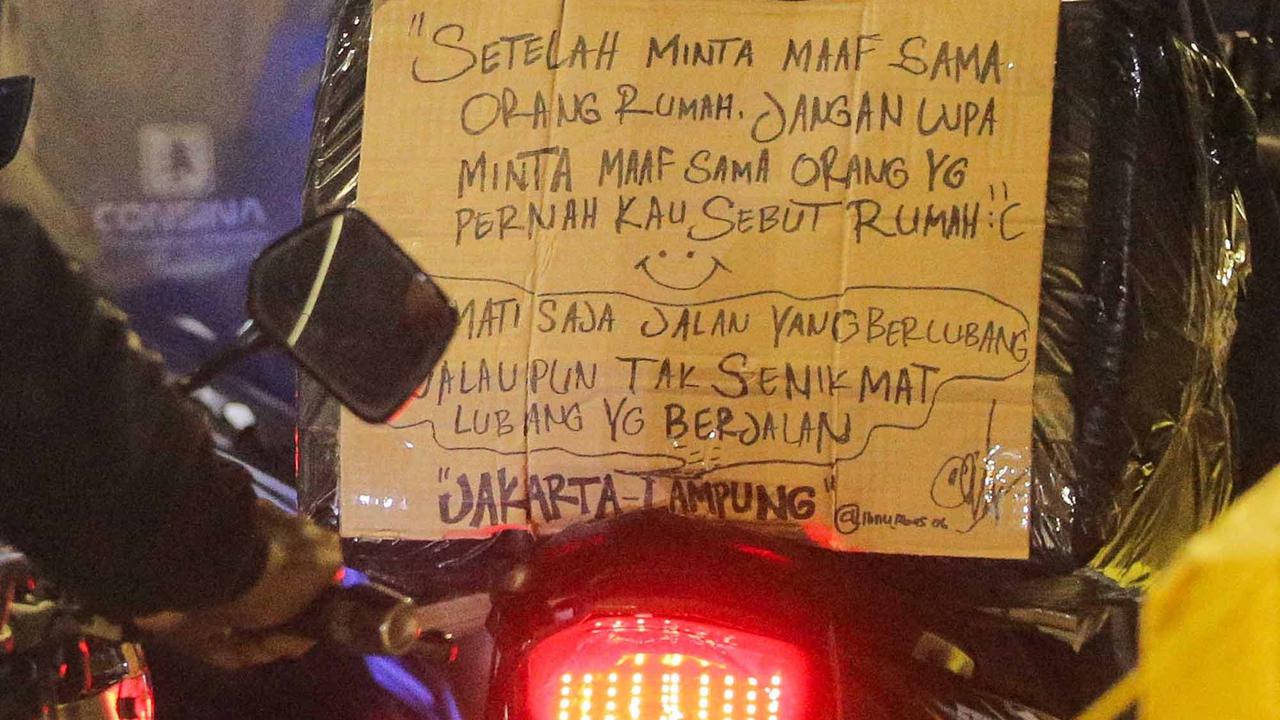 FOTO: Sambil Tidur di Motor, Warga Antri Masuk Kapal Di Puncak Arus Mudik Ciwandan