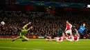 Kiper Arsenal, David Ospina Gagal menghalau bola hasil sepakan Penyerang Dimitiar Berbatov di laga 16 besar Liga Champions di Stadion Emirates Stadium, London, Inggris (25/2/2015). AS Monaco unggul 3-1 atas Arsenal. (Reuters/John Sibley)