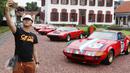 Pengunjung berfoto dengan latar belakang Ferrari klasik di Gedung Arsip Nasional, Jakarta, Selasa (14/3). Merayakan ulang tahun ke-70 keberadaan Ferrari di dunia otomotif, Ferrari Jakarta memboyong 10 supercar klasik pilihan. (Liputan6.com/Angga Yuniar)