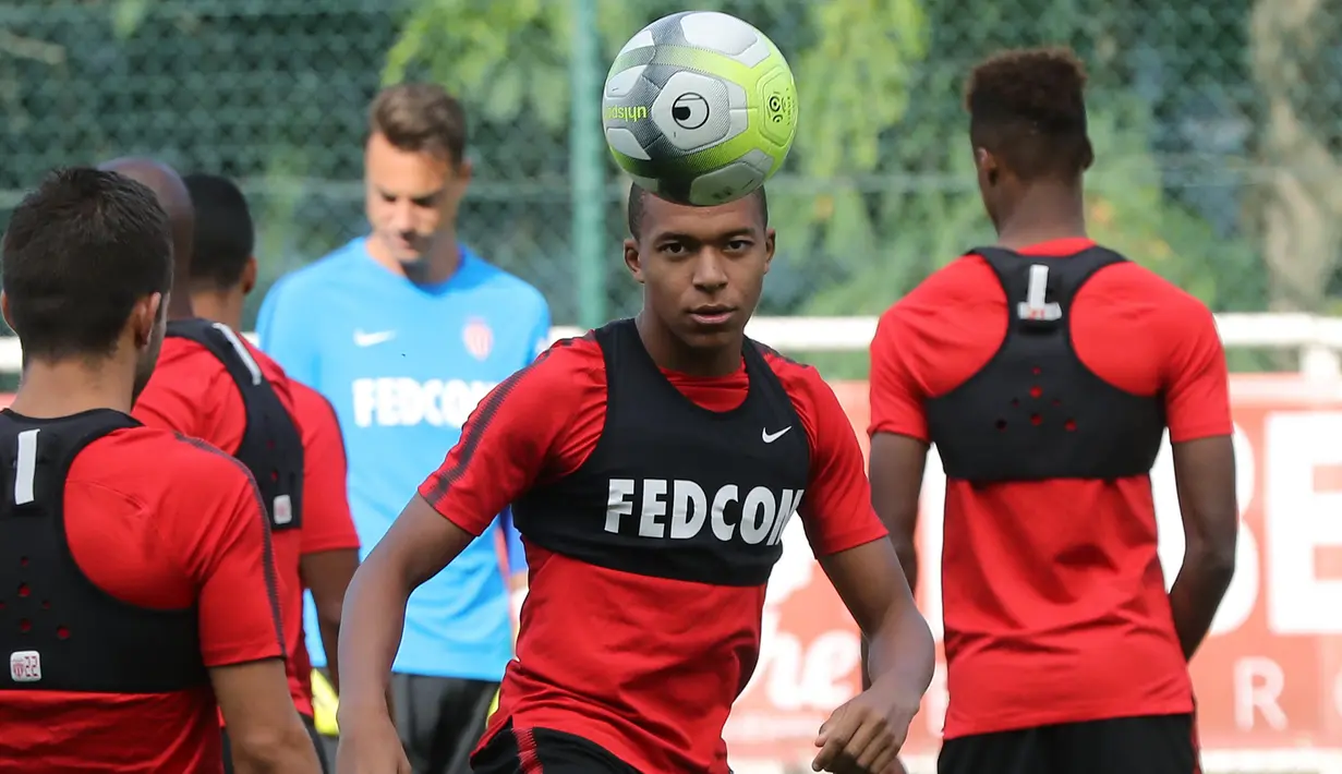 Penyerang AS Monaco, Kylian Mbappe Lottin berusaha mengontrol bola saat mengikuti sesi latihan di La Turbie, Monaco (11/8). Mbappe dikabarkan akan bergabung dengan Paris Saint-Germain (PSG). (AFP Photo/Valery Hache)