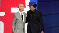 Detroit Pistons memilih Cade Cunningham (kanan) sebagai pilihan pertama NBA Draft 2021. (AP/Corey Sipkin).