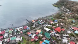 Topan Yinxing menghantam ujung timur laut Filipina pada Kamis (7/11/2024) sore. (John DIMAIN/AFP)