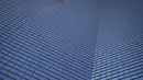 Pendaki Alain Robert (kedua kanan) atau Spiderman Prancis bersama Marcin Banot, Alexis Landot, dan Leo Urban memanjat Menara Total di La Defense, Paris, Prancis, 7 September 2021. Alain dengan tangan kosong memanjat menara setinggi 190 meter itu untuk menentang izin kesehatan. (THOMAS SAMSON/AFP)