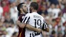 Pemain AS Roma, Konstantinos Manolas (kiri) bersitegang degan peman Juventus, Leonardo Bonucci. Minggu (30/8/2015). (Reuters/Max Rossi)