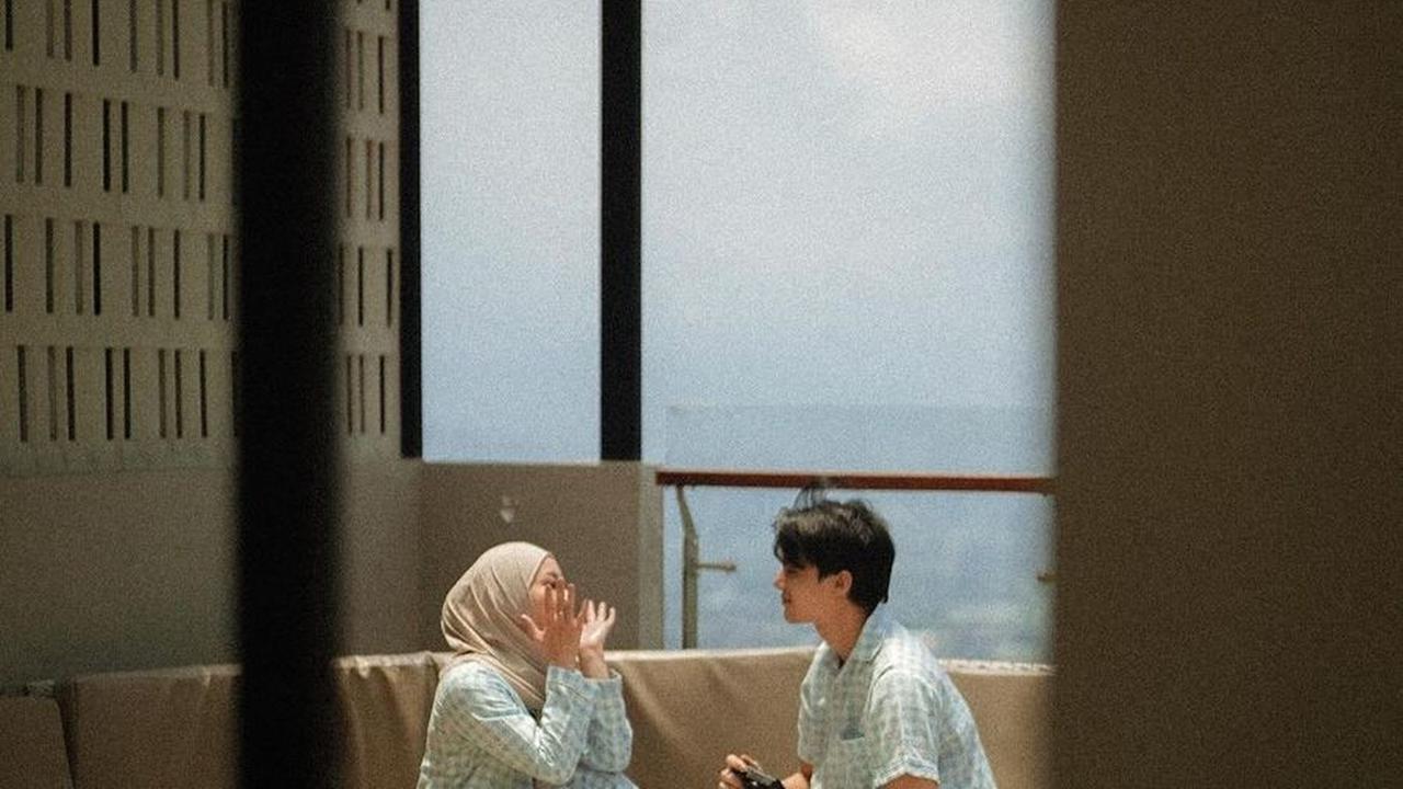"Padahal kita juga melewati retak, bercelah selayaknya rumah tangga normal pada umumnya. Namun, kita sadar untuk setiap retaknya biarkan jadi konsumsi kita saja, bukan pula untuk di isi dengan warna baru, tapi kita sendiri yang merekatkannya kembali," tul