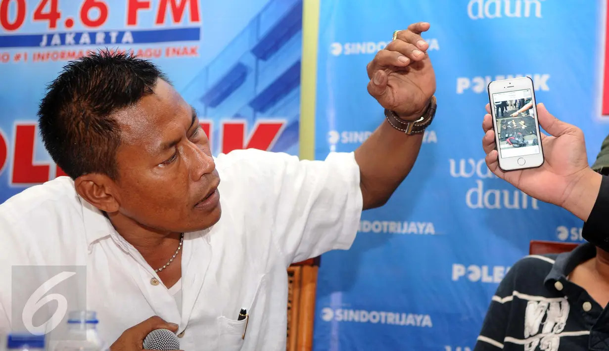 AKBP Untung Sangaji (kiri) saat menunjukkan foto bom yang berhasil diamankan saat teror terjadi di Sarinah (14/1) lalu, Jakarta, Sabtu (16/1/2016). Untung melumpuhkan dua pelaku bom di depan Starbucks Coffee, Sarinah. (Liputan6.com/Helmi Fithriansyah)