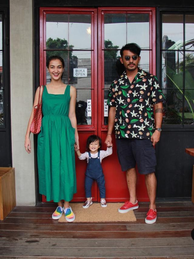 [Fimela] Rio Dewanto dan Atiqah Hasiholan