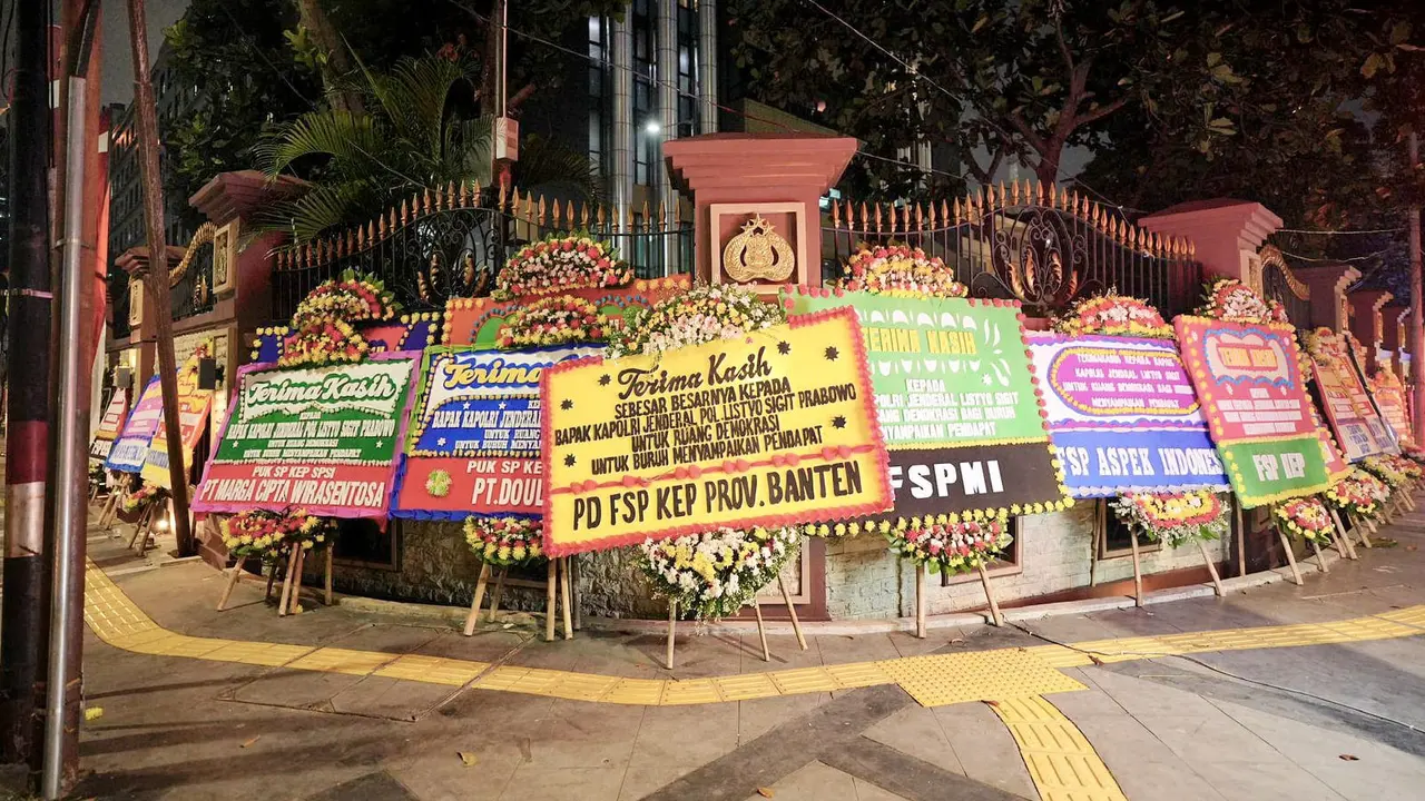 Ratusan karangan bunga dari serikat buruh memenuhi Gedung Mabes Polri dan Mahkamah Konstitusi (MK), Jakarta