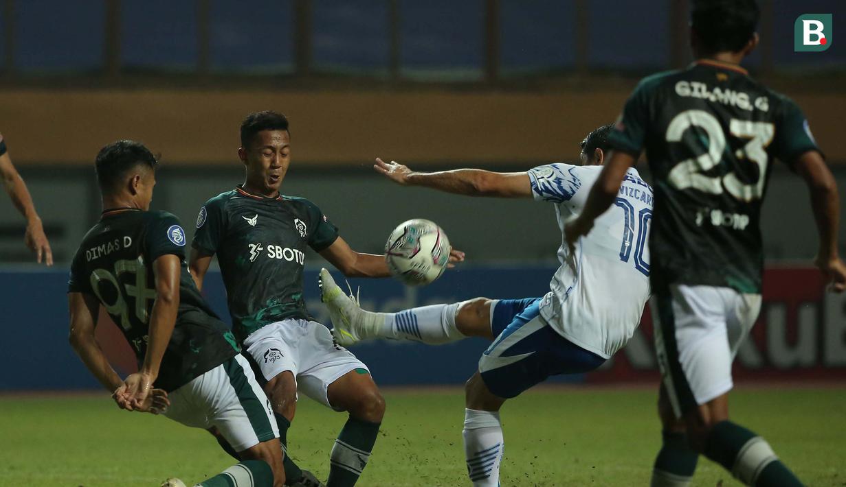 Pemain Persib Bandung, Esteban Vizcarra (tengah) menendang bola dibayangi sejumlah pemain Persikabo 1973 dalam laga pekan ke-5 BRI Liga 1 2021/2022 di Stadion Wibawa Mukti, Cikarang, Senin (27/9/2021). (Bola.com/Ikhwan Yanuar)