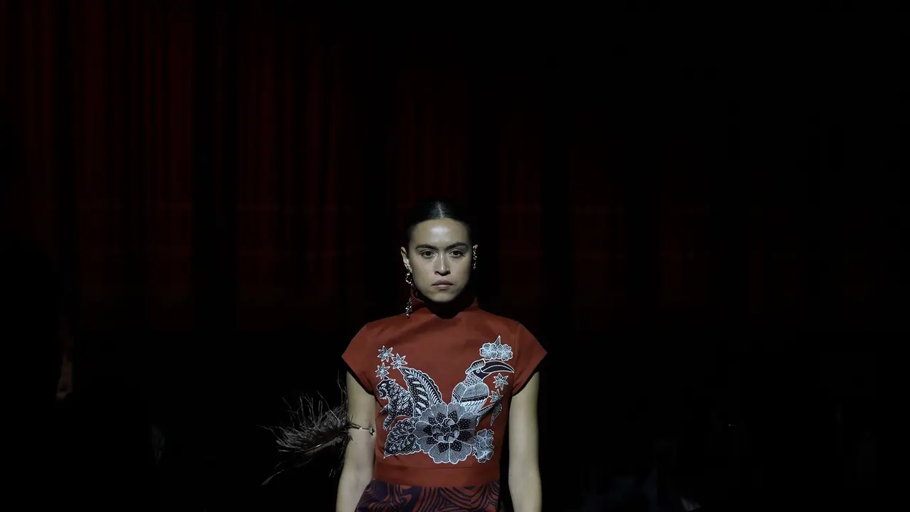 Ketika Batik, Seni, dan Musik Bertemu dalam SMERTI di Panggung IWAN TIRTA Collection 2027