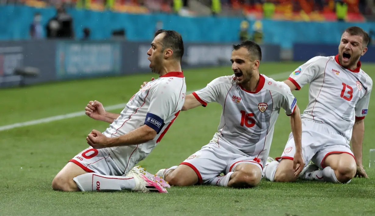 Penyerang Makedonia Utara, Goran Pandev (kiri) berselebrasi usai mencetak gol ke gawang Austria pada pertandingan grup C Euro 2020 di stadion National Arena di Bucharest, Rumania, Minggu (13/6/2021). Austria menang atas Makedonia Utara dengan skor 3-1. (AP Photo/Vadim Ghirda, Pool)