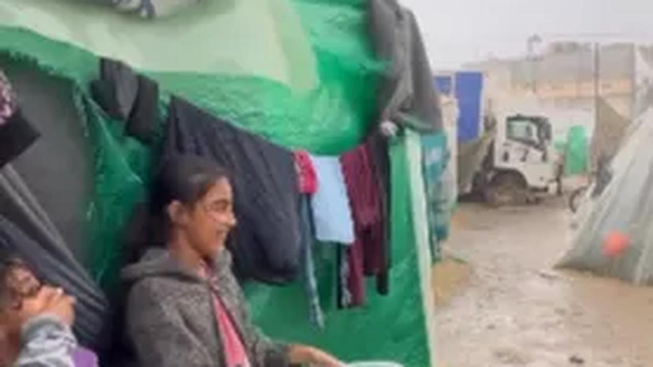 Momen Warga Palestina di Pengungsian Bahagia Lihat Hujan, Siapkan Wadah Guna Tampung Air