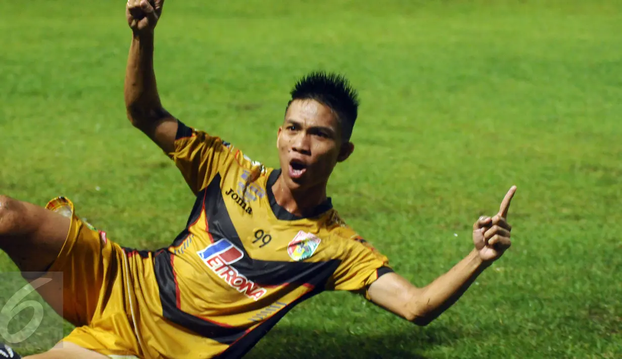 Pemain tengah Mitra Kukar, Yogi Rahadian merayakan golnya ke gawang Semen Padang di final turnamen piala Jenderal Sudirman di Stadion GBK Jakarta, Minggu (24/1/2016). Gol Yogi memastikan kemenangan Mitra Kukar. (Liputan6.com/Helmi Fithriansyah)