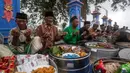Umat Muslim berdoa bersama saat ritual tradisi Nyadran di depan sebuah pemakaman umum di Boyolali, Jawa Tengah, Senin 17 Februari 2025. (DEVI RAHMAN/AFP)
