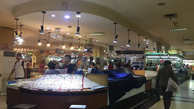 Penjual batu akik di Pasar Rawabening. (Liputan6.com/Devira Prastiwi)