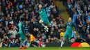 Penyerang Tottenham Hotspur Son Heung-min (tengah) melompat ke udara usai mencetak gol ke gawang Manchester City pada leg kedua babak perempat final Liga Champions di Etihad Stadium, Manchester, Inggris, Rabu (17/4). (Reuters/Jason Cairnduff)