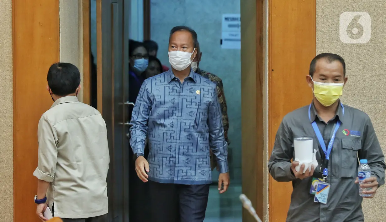 Menteri Perindustrian Agus Gumiwang Kartasasmita tiba untuk mengikuti rapat kerja dengan komisi VII DPR RI di Jakarta, Rabu (7/12/2022). Dalam rapat kerja tersebut membahas Realisasi Anggaran triwulan III TA 2022,Strategi peningkatan daya saing industri pembangunan kapal dan kedirgantaraan di dalam negeri, Pengembangan Industri Farmasi, Industri Alat Kesehatan, dan Industri Elektronika, Kebijakan percepatan kendaraan listrik dan industri baterai di Indonesia, dan Hasil G20 sektor Perindustrian. (Liputan6.com/Angga Yuniar)