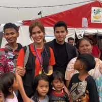 Rebecca Tamara bersama Leo Consul di kamp pengungsian Semeru (Istimewa)