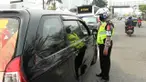 Tidak membayar pajak selama 2 tahun pengemudi motor menolak ditilang oleh polisi.