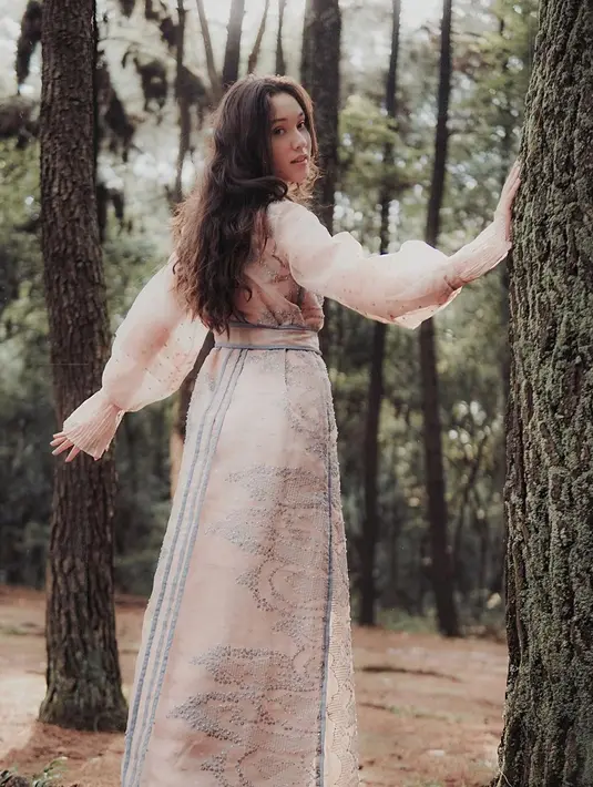 Dalam fashion, wanita kelahiran 22 November 2002 ini memiliki gaya vintage. Saat tampil dalam sebuah pemotretan, ia tampak mengenakan gaun panjang dengan lengan balon. Penampilannya pun tampak memesona. (Liputan6.com/IG/@yasminnapper)